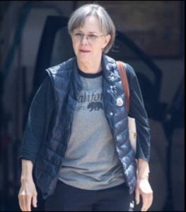 Read more about the article Sally Field Responds to Critics: Embracing Aging and Battling Body Shaming