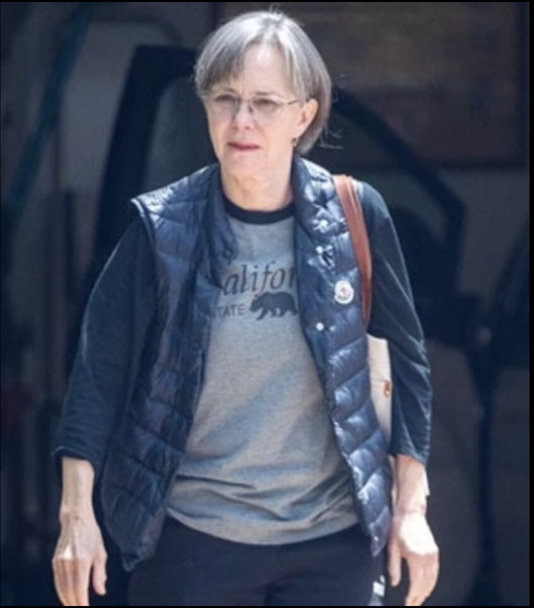 Read more about the article Sally Field Responds to Critics: Embracing Aging and Battling Body Shaming