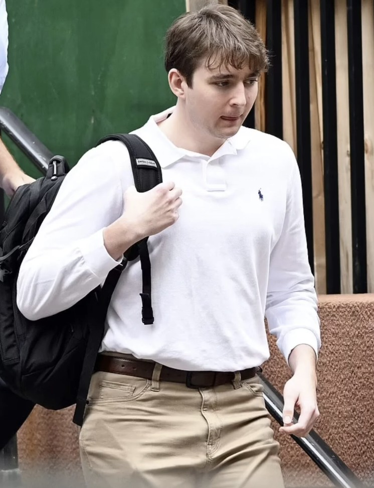 You are currently viewing Why Barron Trump Carries a Black Backpack to Class: A Closer Look at His New Life at NYU