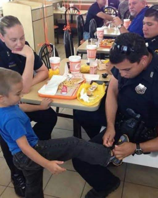 Read more about the article Officer Tied Little Boy’s Shoe – Seconds Later, Everyone Frozen in Shock