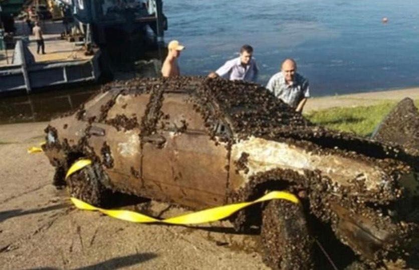 You are currently viewing Man Stumbles Upon a Car at the Bottom of the River and Calls the Police