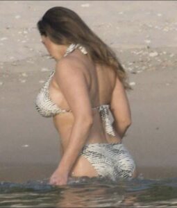 Read more about the article Science Confirms Kelly Brook’s “Perfect Body” – But the Real Message Is Bigger Than Beauty