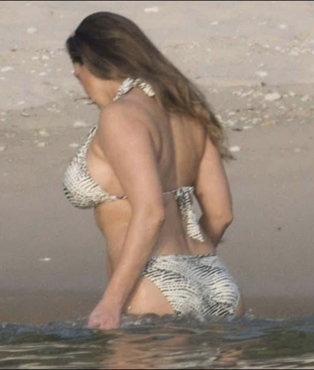 Read more about the article Science Confirms Kelly Brook’s “Perfect Body” – But the Real Message Is Bigger Than Beauty
