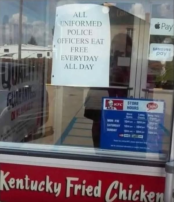 You are currently viewing Customers Divided Over Controversial Sign on KFC Door — Fair Gratitude or Favoritism?