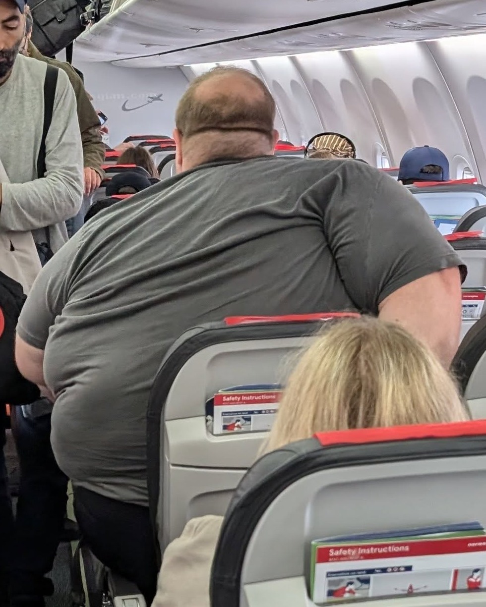 Read more about the article Viral Airplane Photo Ignites Nationwide Debate Over Airline Seating and Plus-Size Passenger Rights
