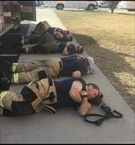 Read more about the article Man Captures Powerful Photo of Exhausted Firefighters After 24 Hours of Nonstop Work