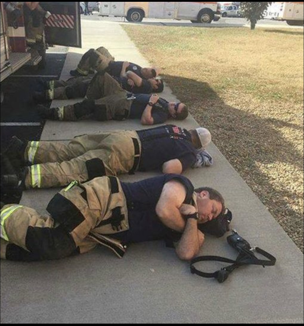 You are currently viewing Man Captures Powerful Photo of Exhausted Firefighters After 24 Hours of Nonstop Work