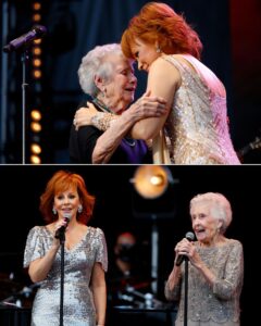 Read more about the article Reba McEntire Stops Concert to Honor a Fan’s Two-Decade Loyalty