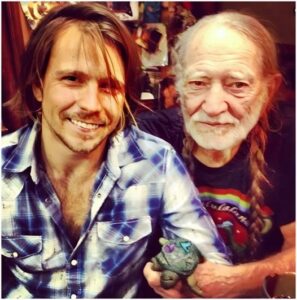 Read more about the article More Than Just an Arm Around the Shoulder: The Silent Story Between Willie and Lukas Nelson