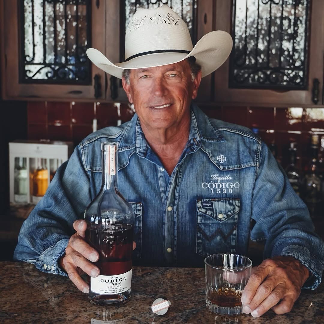 You are currently viewing George Strait: A Toast to Country Music and Life with Código