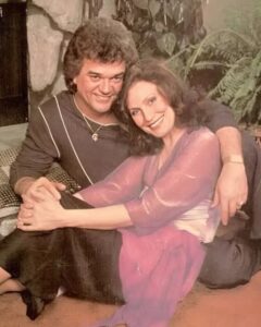 Read more about the article Conway Twitty – She Needs Someone to Hold Her (When She Cries): A Heartfelt Country Classic
