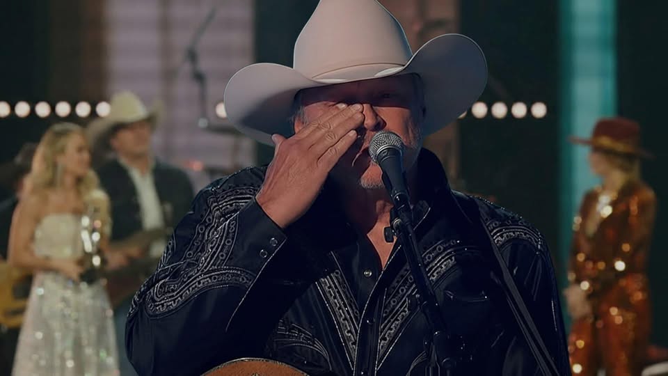 You are currently viewing Alan Jackson’s Heartfelt Tribute at the CMA Awards: A Legacy Immortalized