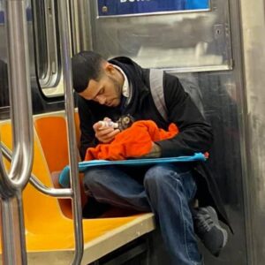 Read more about the article Man Spotted Bottle-Feeding Tiny Kitten on NYC Subway Restores Faith in Humanity