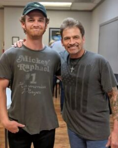 Read more about the article Ben and Noel Haggard Carry on Merle’s Legacy with “Silver Wings”