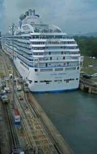 Read more about the article How the MS Island Princess Squeezes Through the Panama Canal’s 60-Centimeter Gap