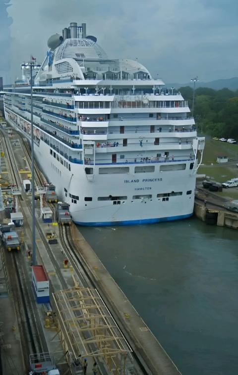 You are currently viewing How the MS Island Princess Squeezes Through the Panama Canal’s 60-Centimeter Gap
