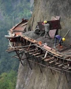 Read more about the article Fearless Chinese Workers Brave Perilous Cliff to Build Spectacular Mountain Road