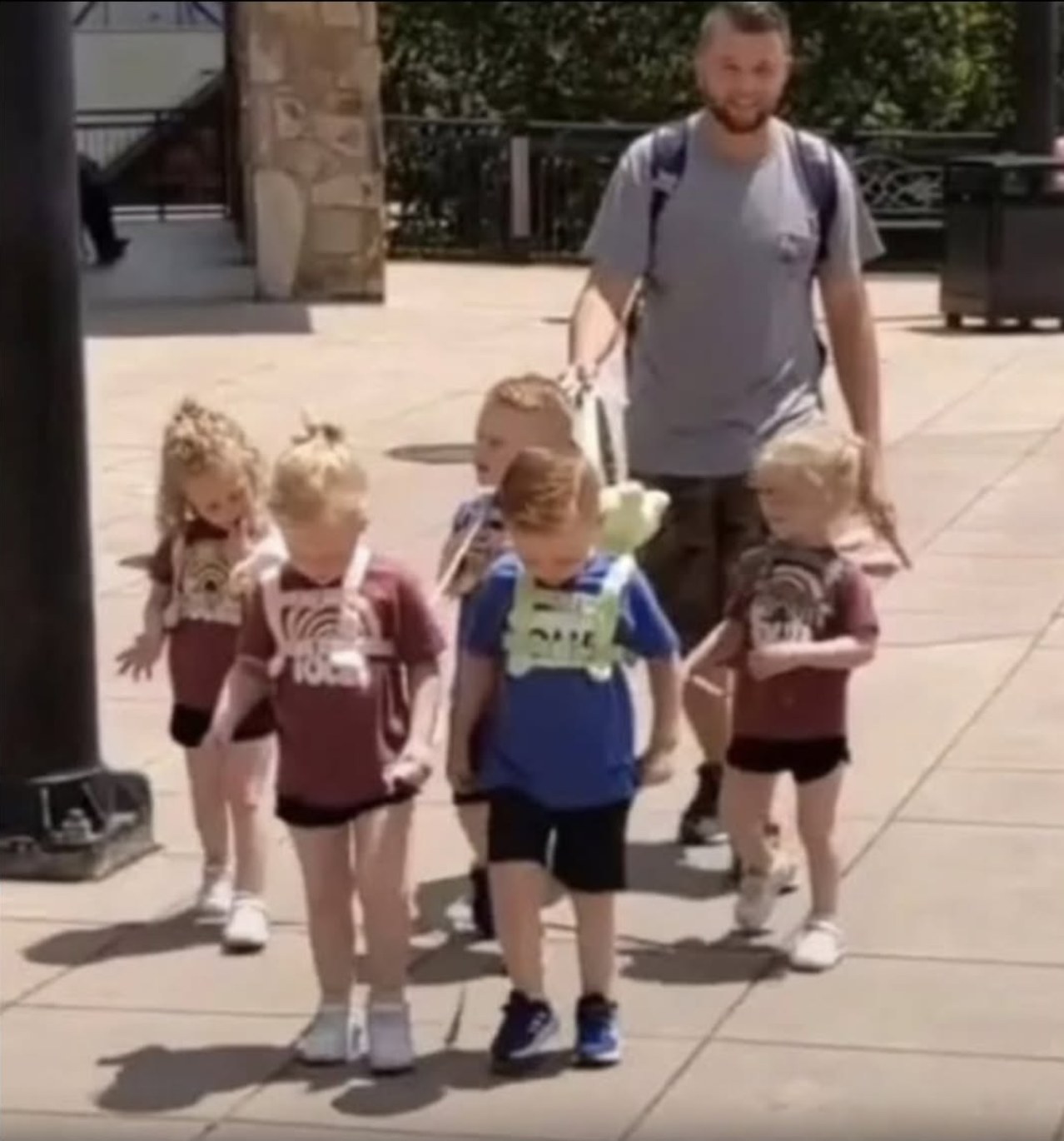 You are currently viewing Dad Faces Criticism for Using Leashes on His Quintuplets, But Is It Really That Bad?