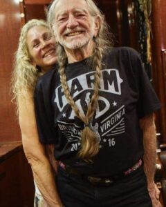 Read more about the article Willie Nelson’s Secret to a Legendary Life: Gratitude, Love, and Annie D’Angelo