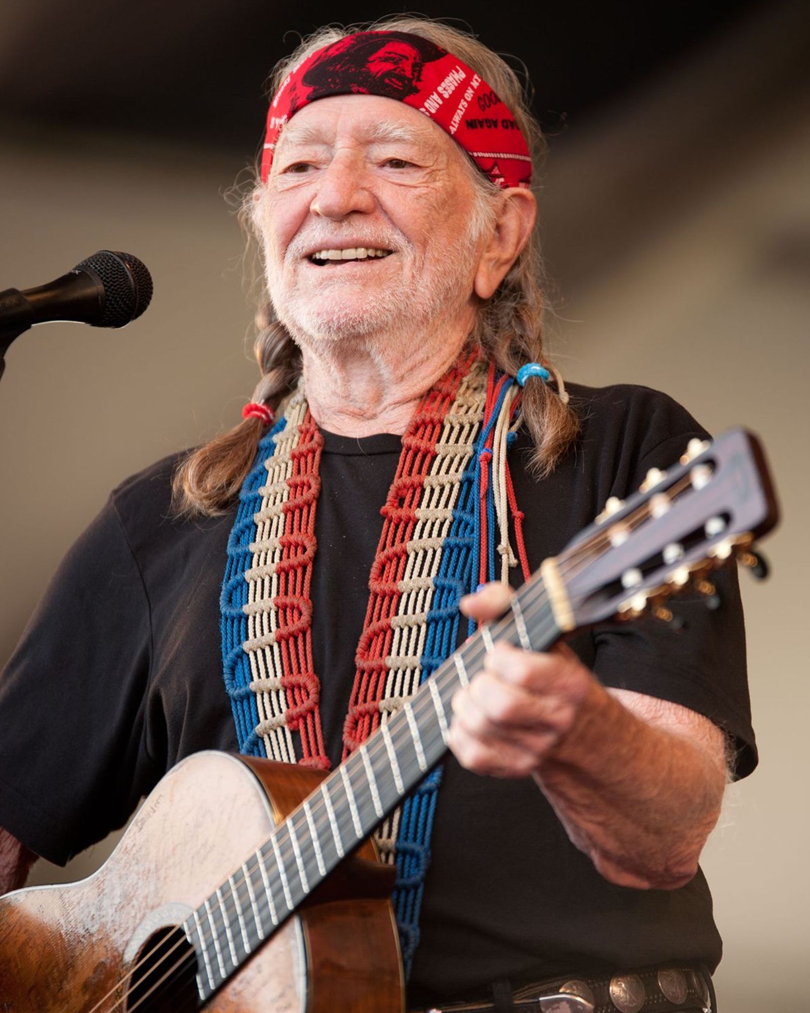 You are currently viewing Willie Nelson: A Timeless Influence in Music, Culture, and Society