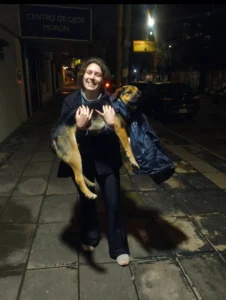 Read more about the article Stray Dog Finds a Forever Home After Approaching Diners’ Table in Buenos Aires