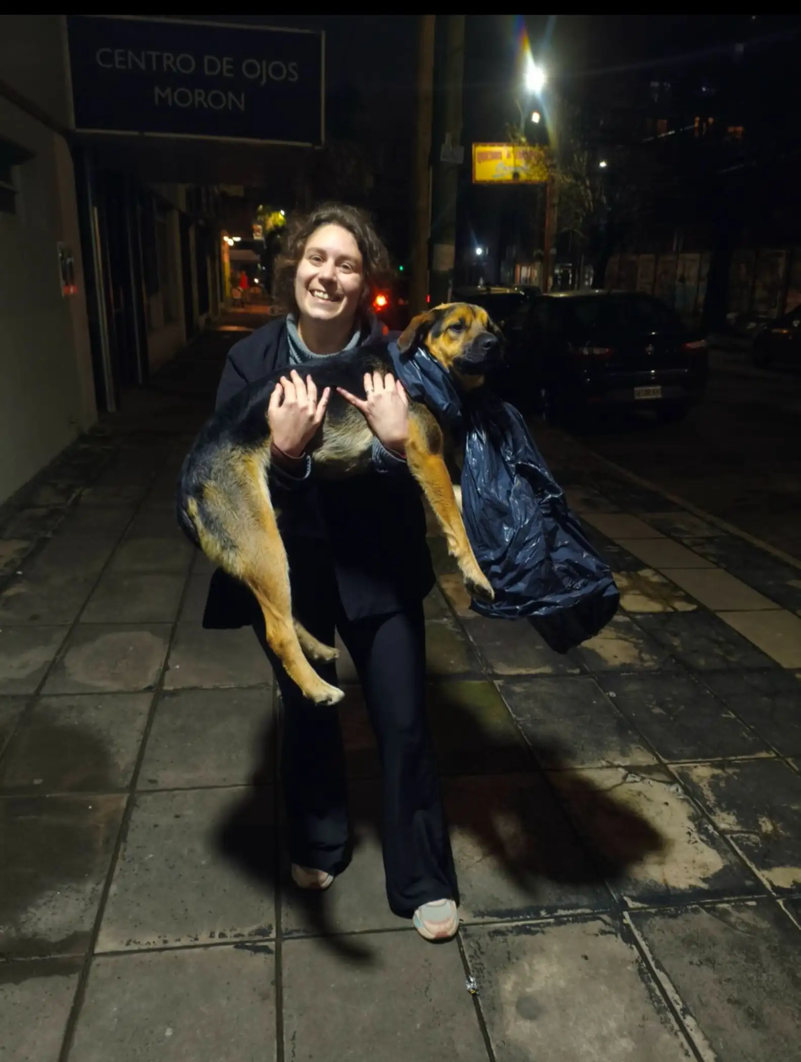 You are currently viewing Stray Dog Finds a Forever Home After Approaching Diners’ Table in Buenos Aires