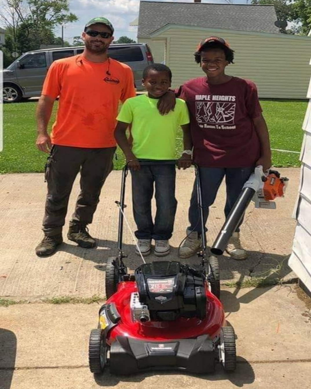 You are currently viewing Reggie Fields’ Lawn Mowing Mistake Led to an Outpouring of Kindness