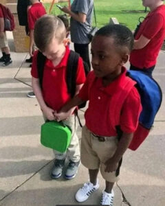 Read more about the article Viral Photo Captures Unforgettable First Day of School Kindness: Boy Comforts Crying Classmate