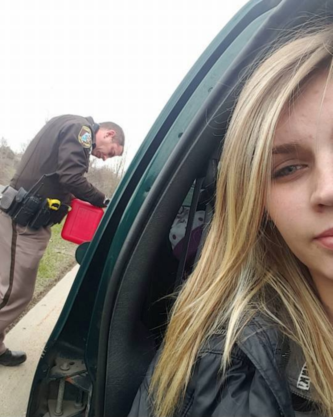 You are currently viewing An Officer’s Kindness: The Day a Stranded Mom Was Saved by a Hero Who ‘Tried Anyway’