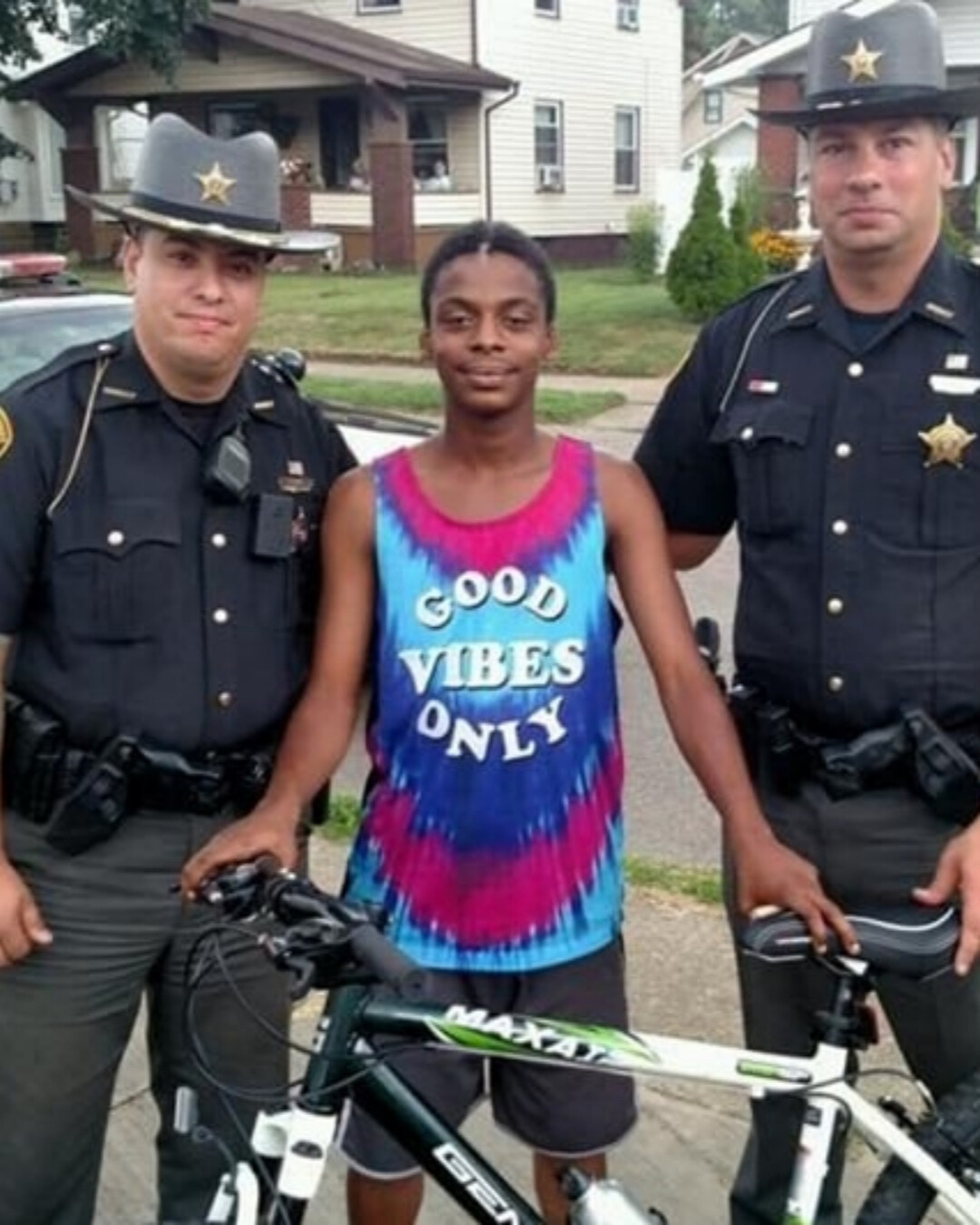 You are currently viewing A Hardworking Man’s Reward: Deputies Stunned by His Broken Bike, Decide to Change His Life