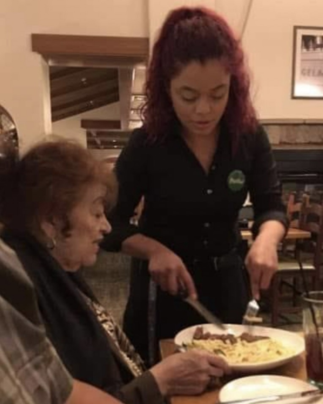 You are currently viewing A Waitress’s Kindness Stuns Family: The Heartwarming Story of What She Did for a 79-Year-Old Woman