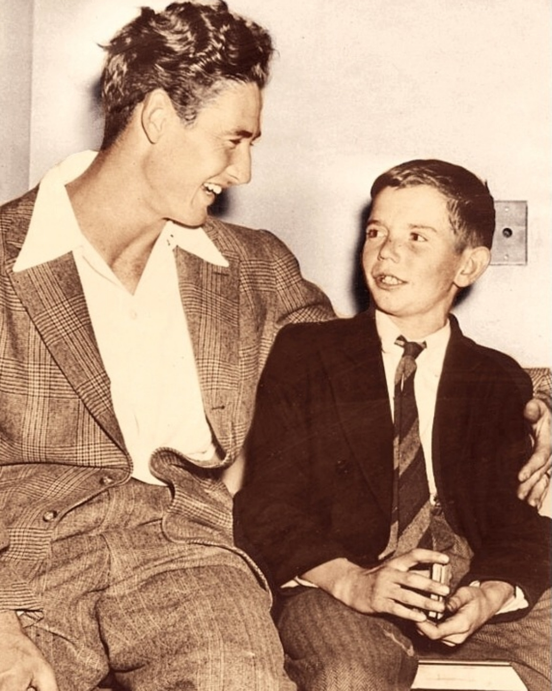 You are currently viewing This Boy Hitchhiked 250 Miles to Meet Ted Williams. What Happened Next Is Legendary.