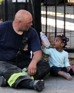 Read more about the article Firefighter’s Grueling Night Ends With a Child’s Simple Kindness That Went Viral