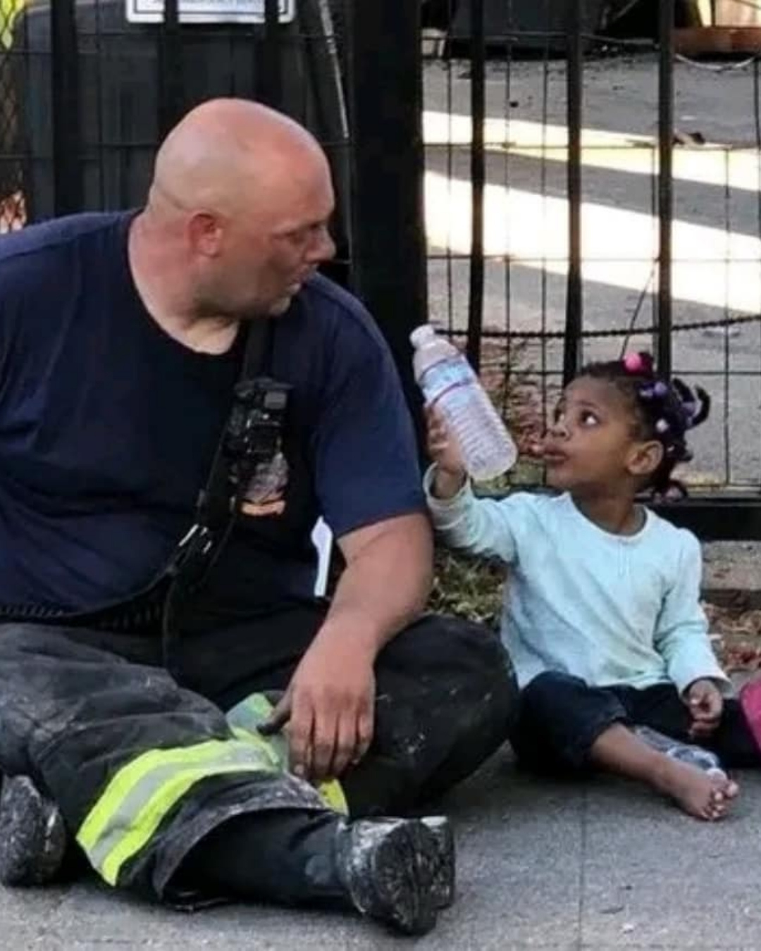 Read more about the article Firefighter’s Grueling Night Ends With a Child’s Simple Kindness That Went Viral