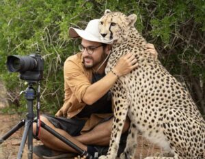 Read more about the article An Incredible Cheetah Hug: The Moment a Wild Predator Showed Pure Affection
