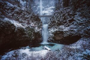 Read more about the article Multnomah Falls, Oregon — A Panoramic View of a Frozen Icon