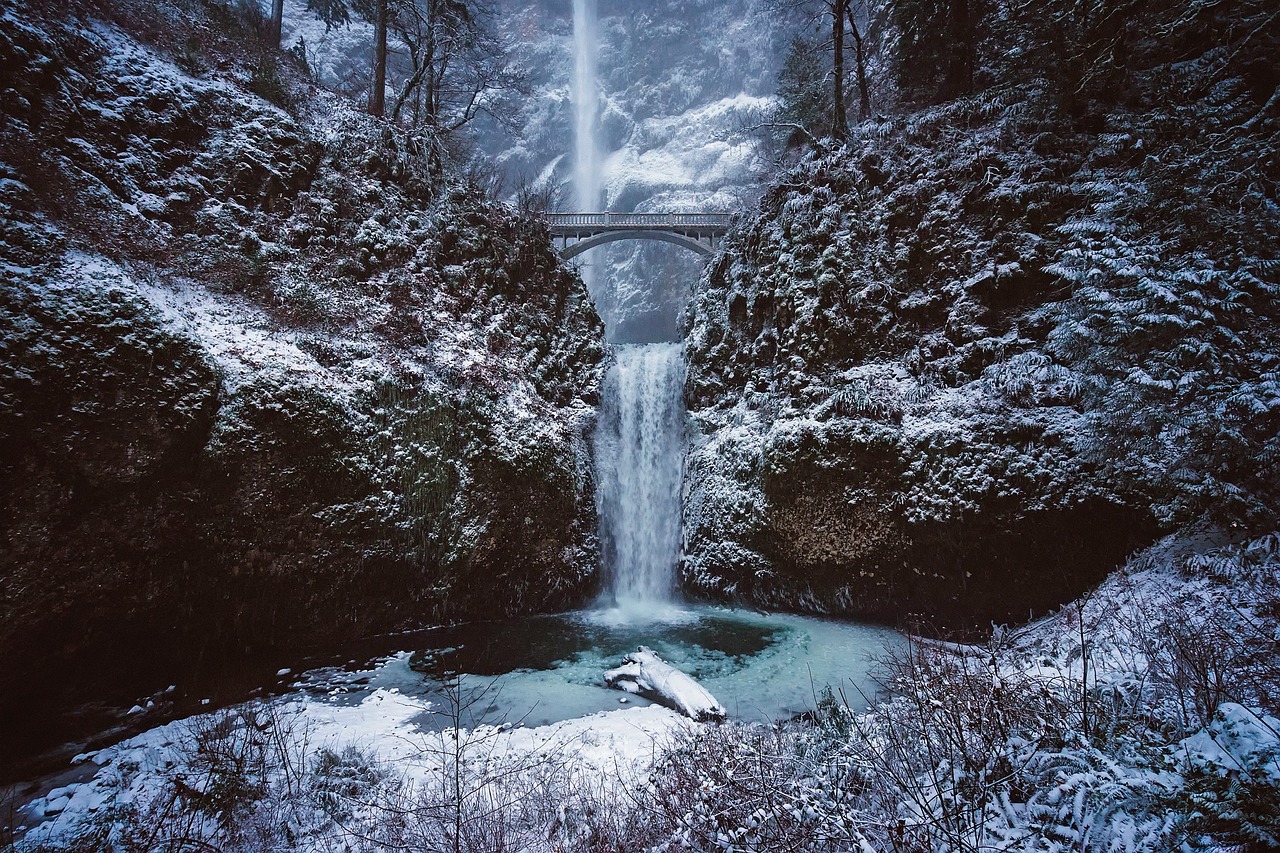 Read more about the article Multnomah Falls, Oregon — A Panoramic View of a Frozen Icon