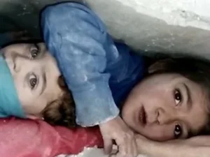 Read more about the article “I Won’t Let Go”: The Heartbreaking Story of a 7-Year-Old Who Shielded Her Brother for 17 Hours