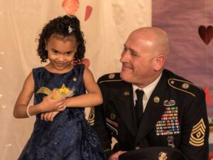Read more about the article A Soldier’s Kindness: How a Sergeant Stepped In for a Fallen Hero’s Daughter at Her Daddy-Daughter Dance