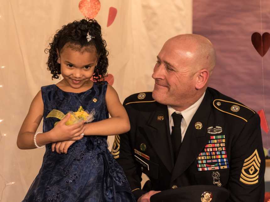 You are currently viewing A Soldier’s Kindness: How a Sergeant Stepped In for a Fallen Hero’s Daughter at Her Daddy-Daughter Dance