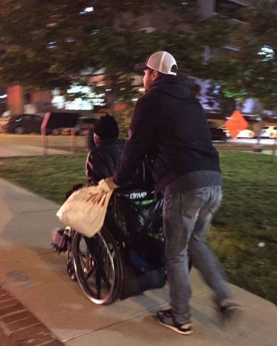 You are currently viewing A Simple Act of Kindness: The Man Who Stopped in the Rain