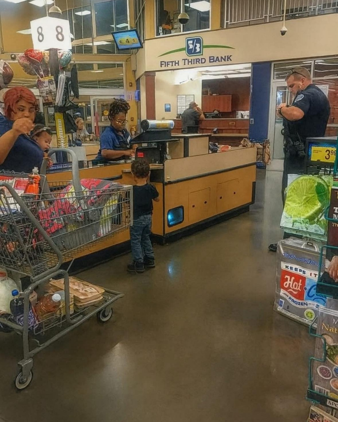 You are currently viewing An Officer’s Quiet Kindness for a Struggling Mom Restored My Faith in Humanity