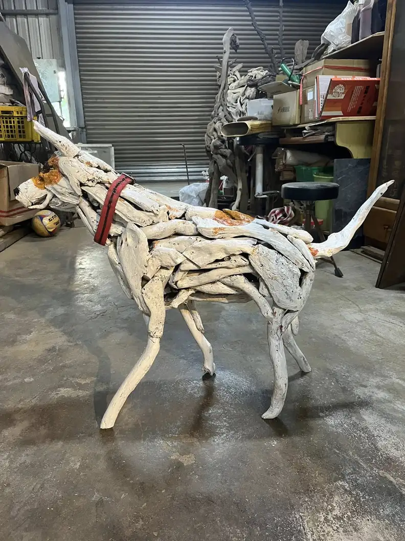 You are currently viewing A Love That Outlived the Tide: The Artist, His Dog, and a Final Driftwood Tribute